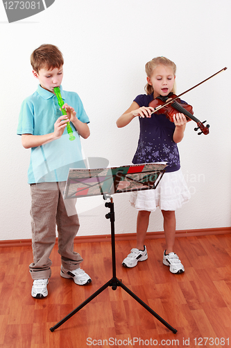 Image of Kids playing flute and violin