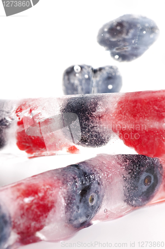 Image of Raspberry and blackberry frozen in ice sticks