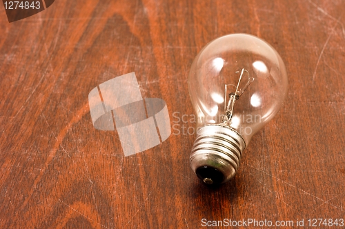 Image of Light bulb on wooden plate in black and white