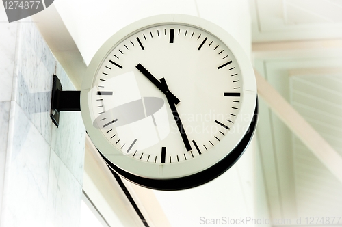 Image of White clean clock showing the time