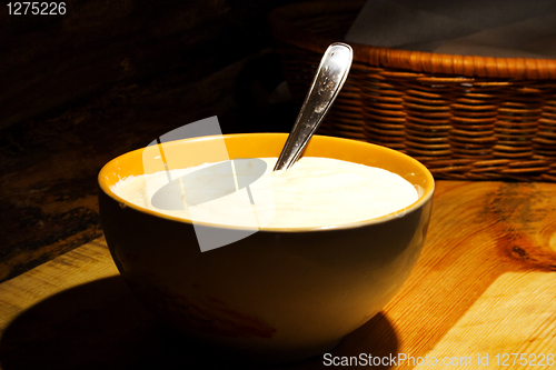 Image of Foto of  cream placed at ceramic bowl