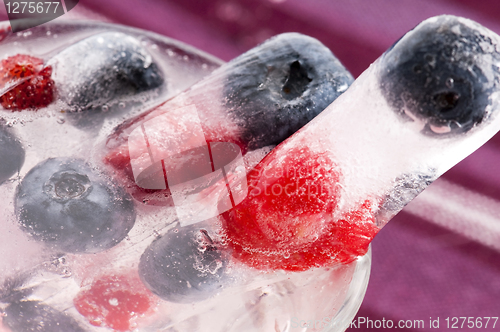 Image of Raspberry and blackberry frozen in ice sticks