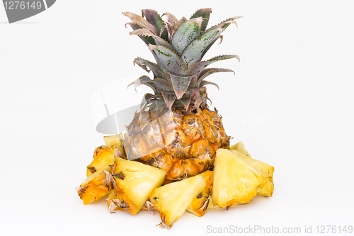 Image of Pineapple with a sliced one
