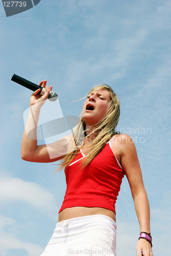 Image of Singer hits the high notes