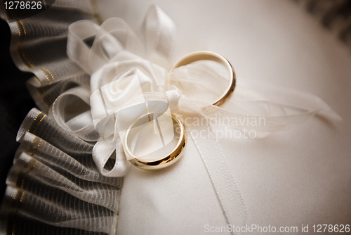 Image of Wedding rings on lace