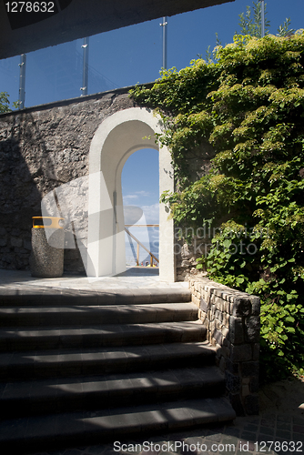 Image of Arch in stone wall