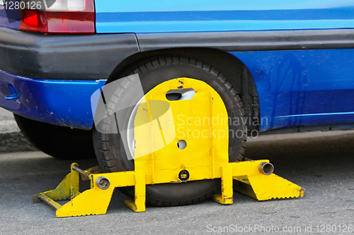 Image of Clamped car