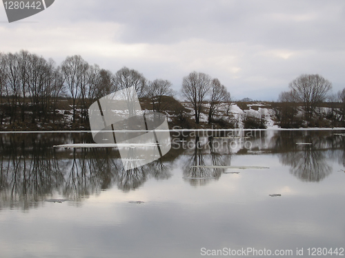 Image of overcast day on the river