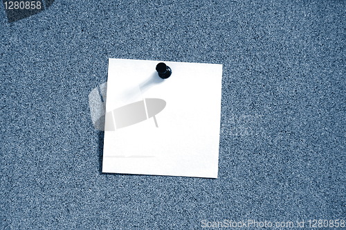 Image of blank sheet paper on bulletin board