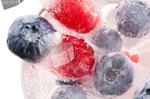 Image of Raspberry and blackberry frozen in ice sticks