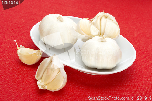 Image of garlin in white bowl