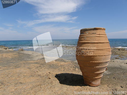 Image of A pot on the seashore