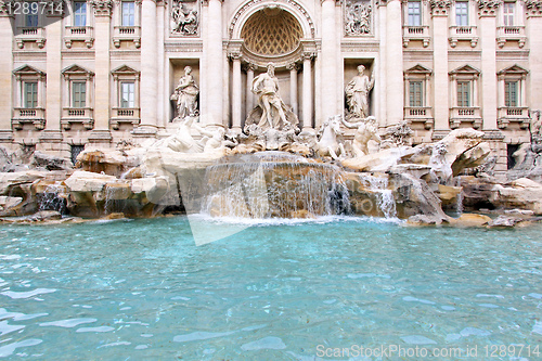 Image of fountain di trevi scoulpture