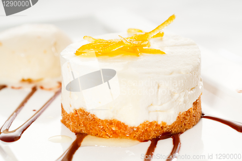 Image of  lemon mousse served whith lemon peel on top