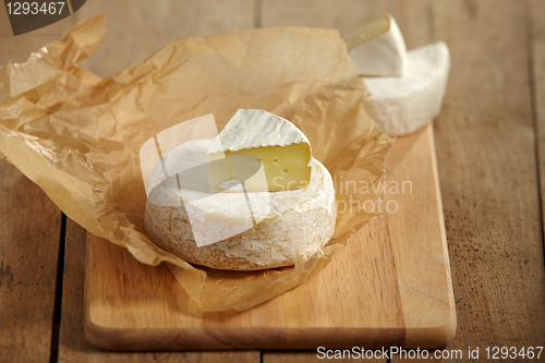 Image of brie and camembert cheese