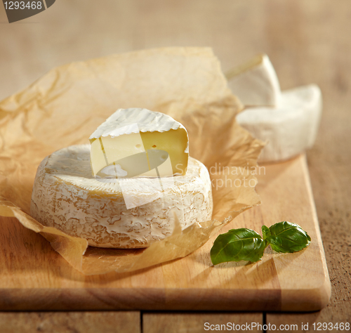 Image of brie and camembert cheese