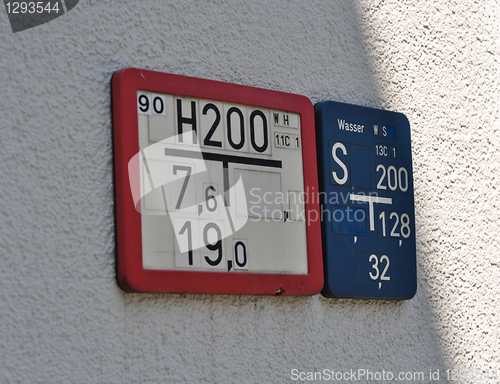 Image of plate-pointers of distances to underground utilities