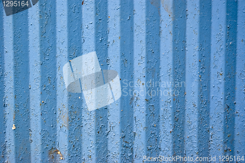 Image of ribbed surface of the painted metal plate