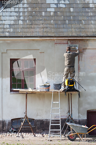 Image of Working bricklayer