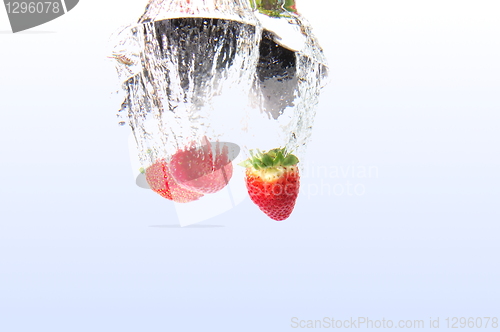 Image of strawbarry fruit in water