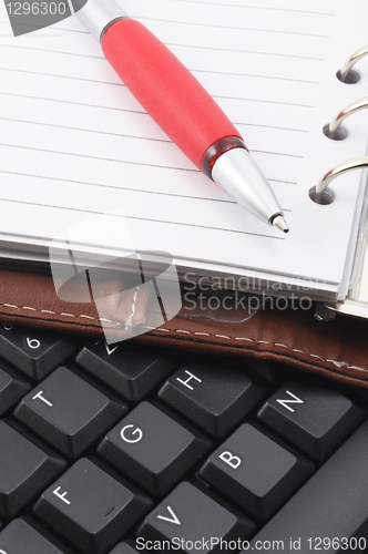 Image of computer keyboard and organizer