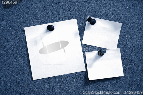 Image of blank sheet paper on bulletin board