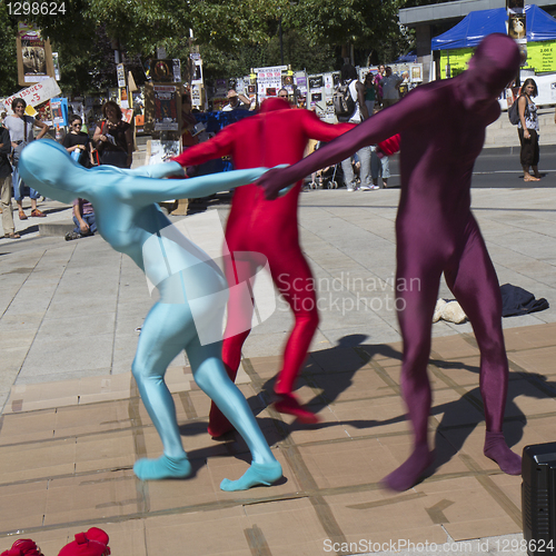 Image of Three dancers wear zentaï