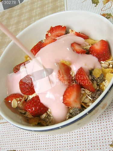 Image of Granola, strawberries and yogurt