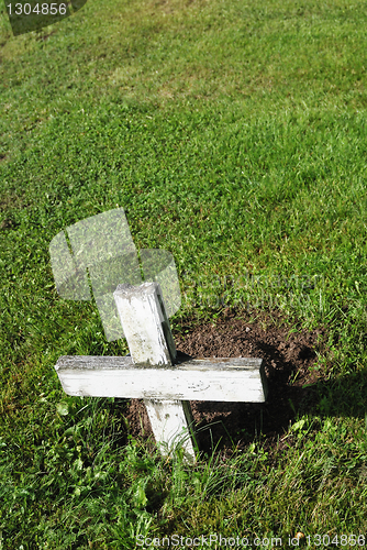 Image of small wooden white cross 