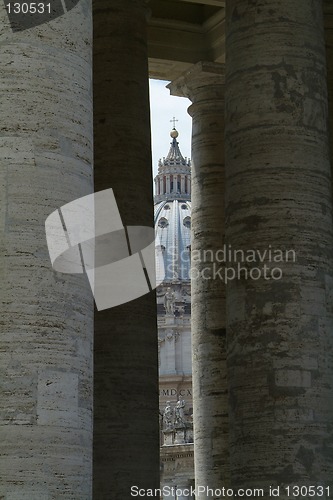 Image of St. Peter's Cathedral seen through the colonade