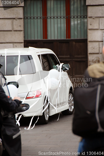 Image of Wedding car on street