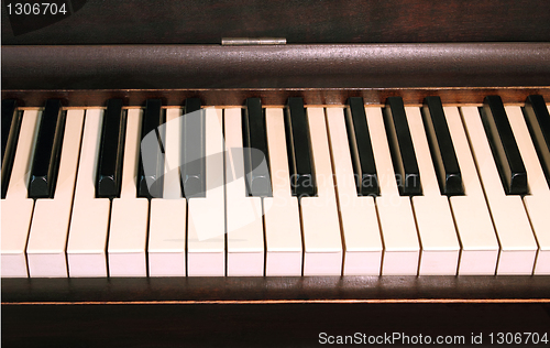 Image of old piano