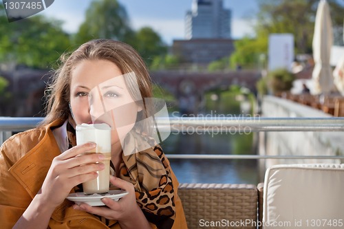Image of attractive young woman relaxing in cafe