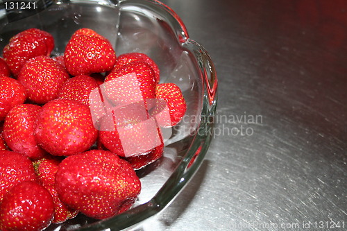 Image of A bowl with strawberries