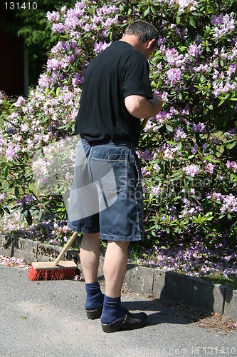 Image of Man cleaning up after Midsummer party