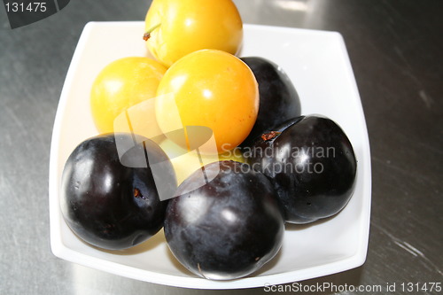 Image of Plums in white bowl