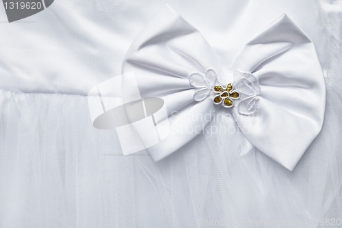 Image of Bow decorating the white dress
