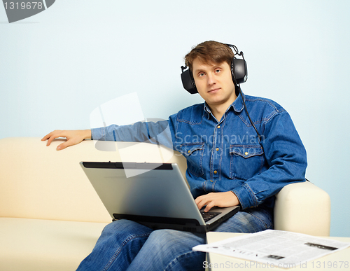 Image of People at home listening to symphonic music