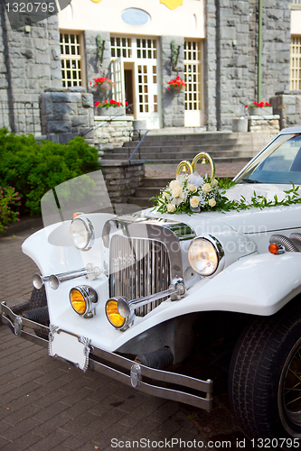 Image of White vintage wedding car