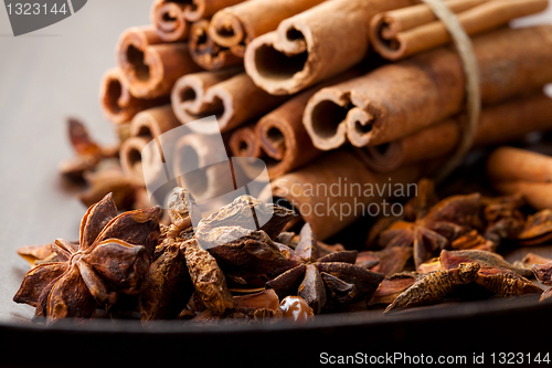 Image of Star aniseed and cinnamon sticks