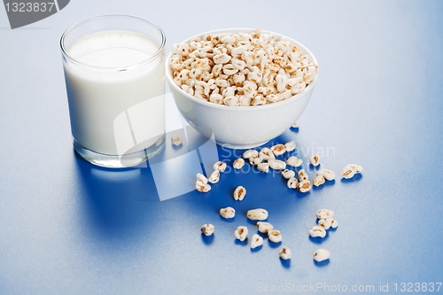 Image of Popped wheat seeds and glass of milk