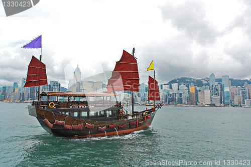 Image of Hong Kong harbour with tourist junk