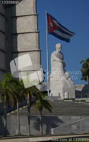 Image of The Cuban flag, close to a monument