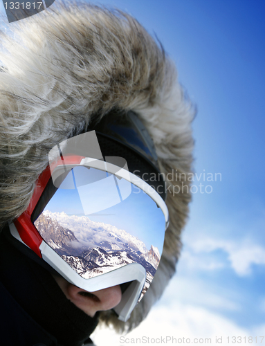 Image of Close up of the ski goggles 