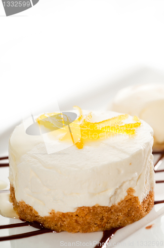 Image of  lemon mousse served whith lemon peel on top
