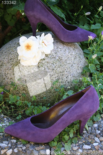 Image of Pumps in lilac and white roses