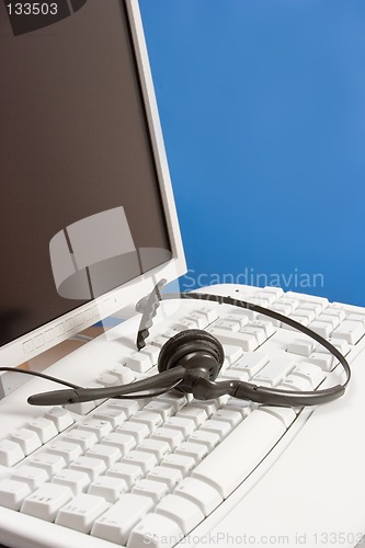 Image of headset on the computer keyboard (blue)