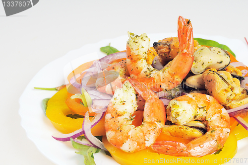 Image of Salad with shrimp, mussels, bell peppers