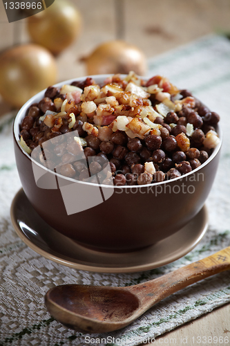 Image of gray peas with bacon