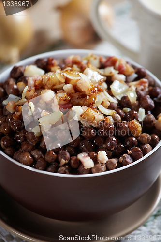 Image of gray peas with bacon